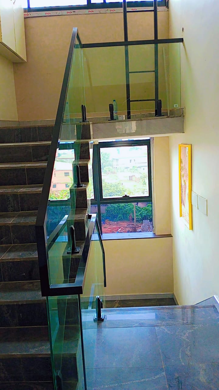 Two-level staircase opening onto the outside